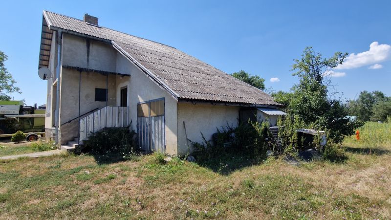 Ein Einfamilienhaus in der Biela-Straße in Kazimír mit einer einfachen Fassade und einem überwucherten Grundstück.