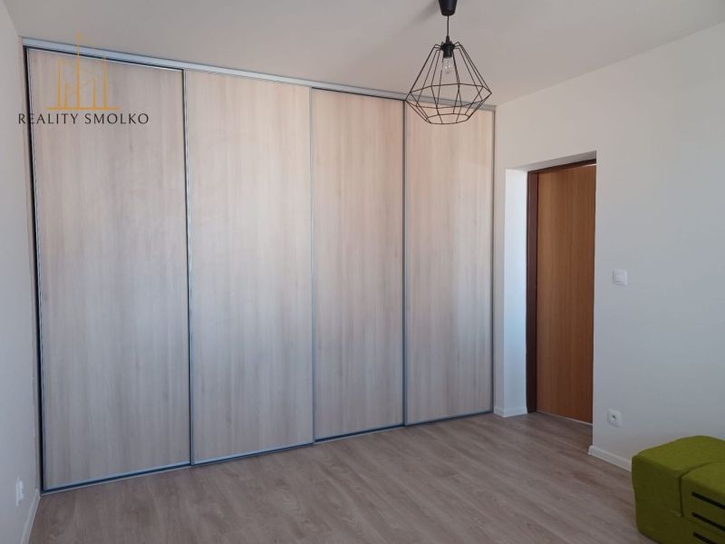 In der 2-Zimmer-Wohnung befindet sich ein Einbauschrank und ein Boden mit Holzdekor.