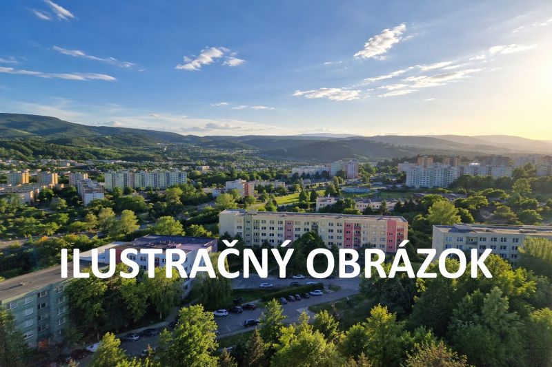 Einblick in eine Einzimmerwohnung in Banská Bystrica mit Panoramablick auf die Umgebung.