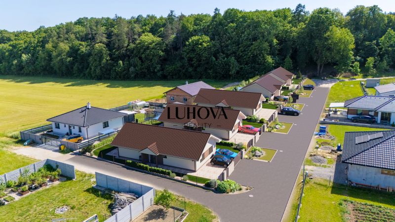 Neue Einfamilienhäuser in Tuchyňa, Tuchyňa, umgeben von Natur und Grünflächen.