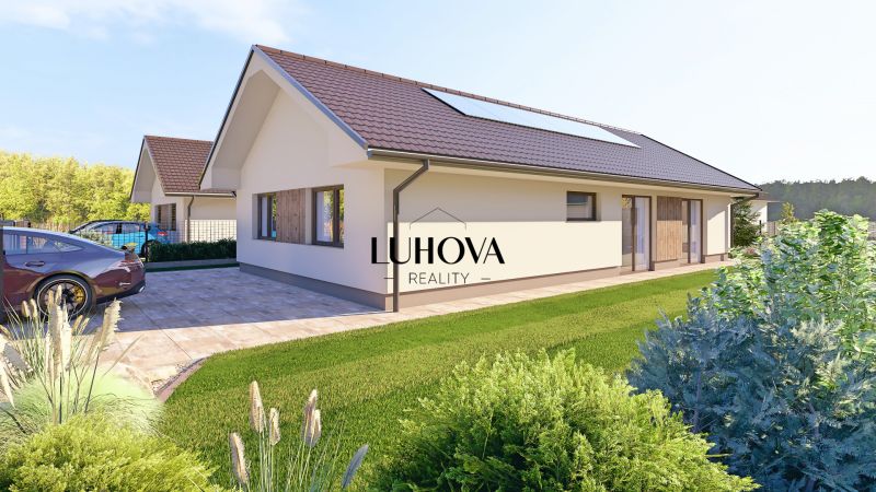 Ein Einfamilienhaus in Tuchyňa mit einem Schrägdach und einem Parkplatz vor dem Gebäude.