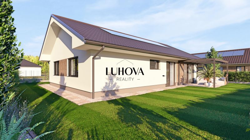 Ein Einfamilienhaus in Tuchyňa, umgeben von einem grünen Rasen und einer Gartenterrasse.