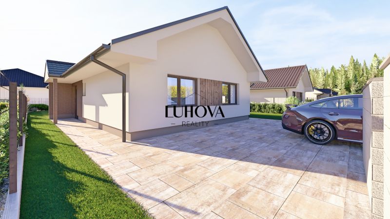 Ein Einfamilienhaus in Tuchyňa in der Straße Tuchyňa mit Terrasse und Parkmöglichkeiten auf einer gepflasterten Fläche.