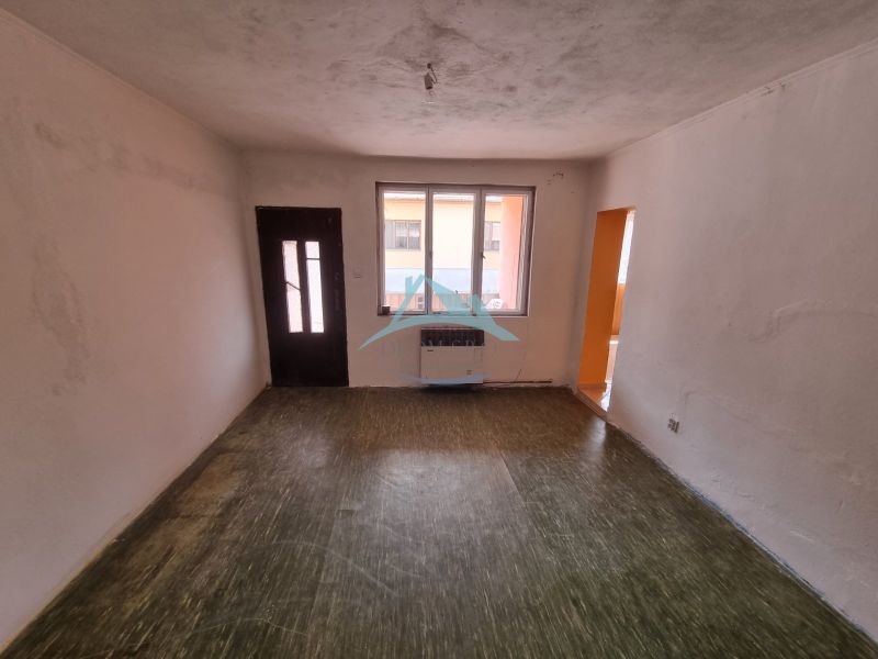 Ein leerer Raum mit Holzboden in einem Einfamilienhaus.