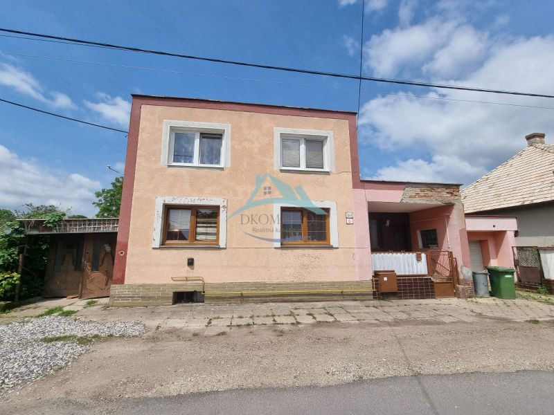 Einfamilienhaus in der Šípošová-Straße in Šahy mit zweistöckiger Fassade und Garage.