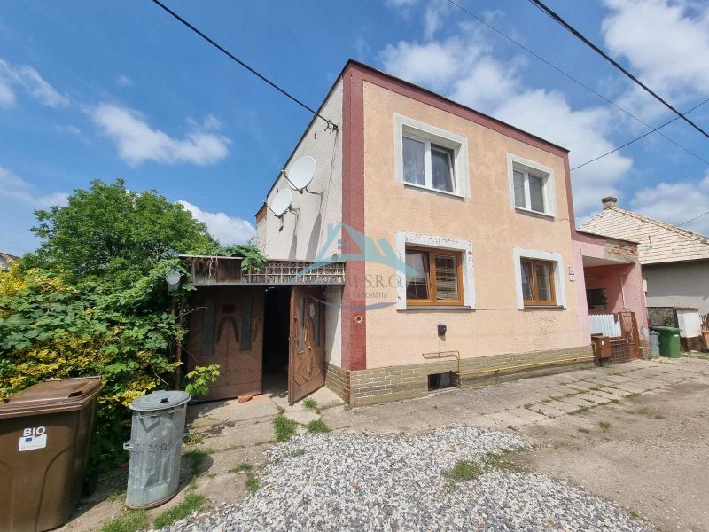Das Einfamilienhaus in der Šípošova-Straße in Šahy, umgeben von Grün und Containern.