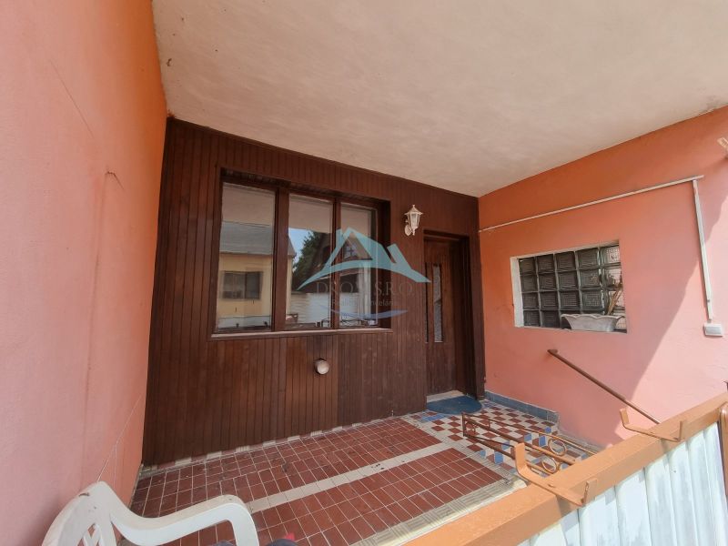 Eingang zum Einfamilienhaus in der Šípošova-Straße in Šahy mit Keramikfliesen.