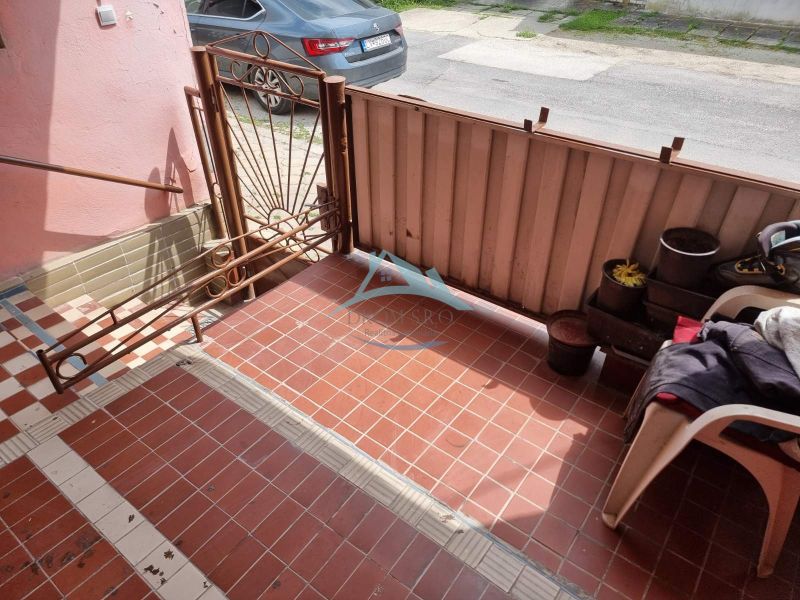 Vor dem Einfamilienhaus in der Šípošová-Straße in Šahy befindet sich eine Terrasse mit Pflastersteinen.