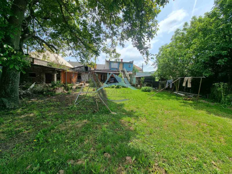 Der Garten beim Einfamilienhaus in der Šípošová-Straße in Šahy mit Wäscheleinen.