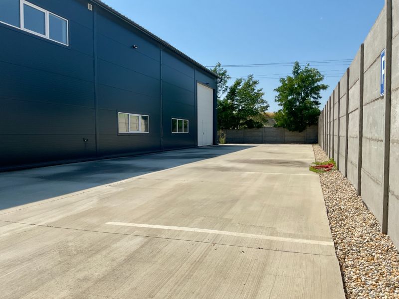 Parkplatz neben Lagerhäusern und Hallen in der Cementárenská-Straße in Stupava.