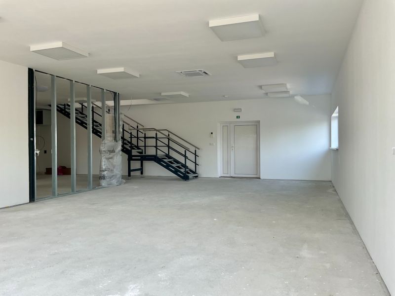 Innenräume von Lagern und Hallen mit installierter Beleuchtung und Treppe.
