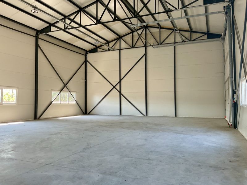 Lager- und Hallenräume mit hoher Decke und Fenstern, geeignet in der Cementárenská in Stupava.