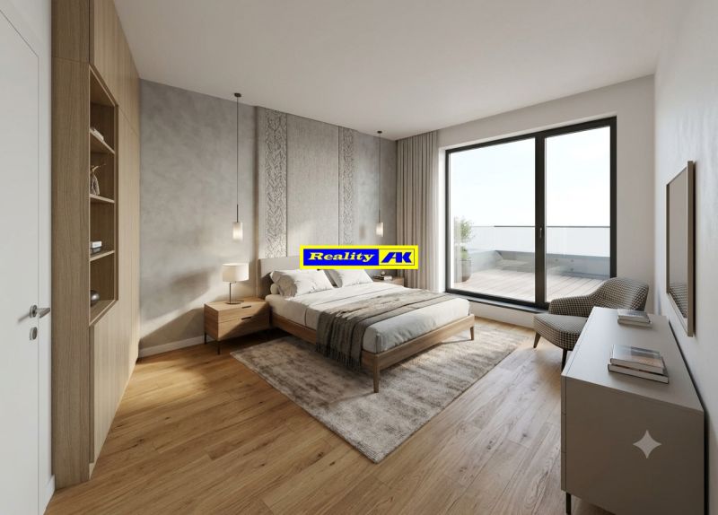 Schlafzimmer in einer 4-Zimmer-Wohnung mit großem Fenster und Boden in Holzoptik.