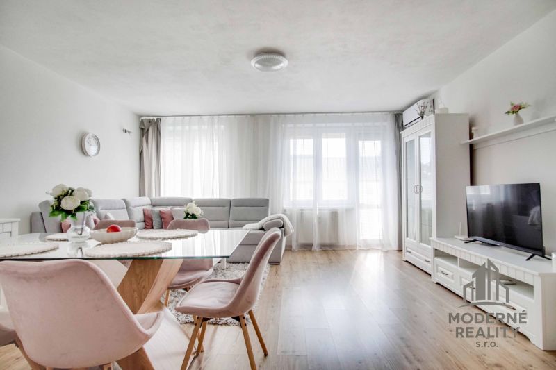 Helles Wohnzimmer in einer 2-Zimmer-Wohnung mit Holzboden, stilvollen Möbeln und Dekorationen.