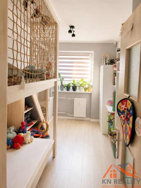 Kinderzimmer mit Netz und Holzboden in einer 3-Zimmer-Wohnung.