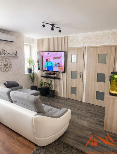 Wohnzimmer mit Holzboden und Sofa in einer 3-Zimmer-Wohnung.