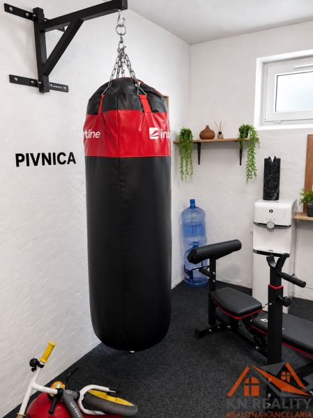 Keller einer 3-Zimmer-Wohnung mit Boxsack und Fitnessgerät.