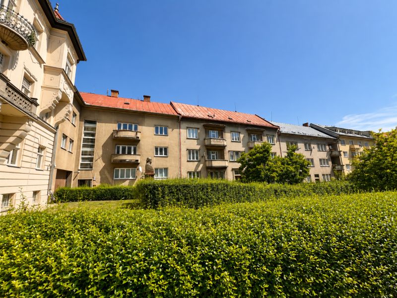 Wohnhäuser mit Balkonen und Grünflächen in der Národná-Straße im Stadtzentrum.