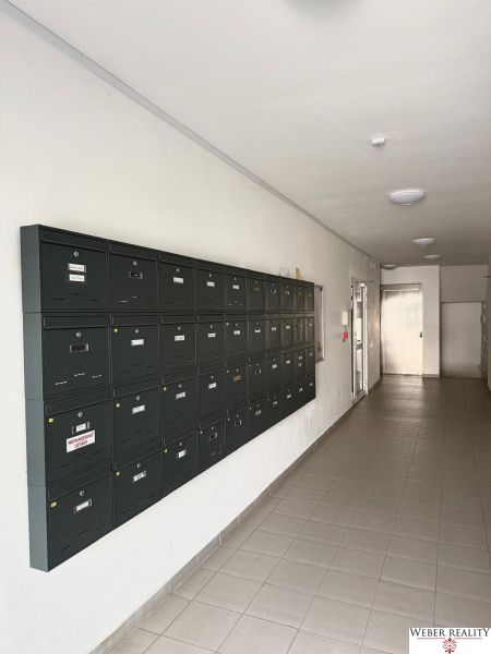 Poštkästen an der Wand im Flur eines Wohnhauses, 2-Zimmer-Wohnung.