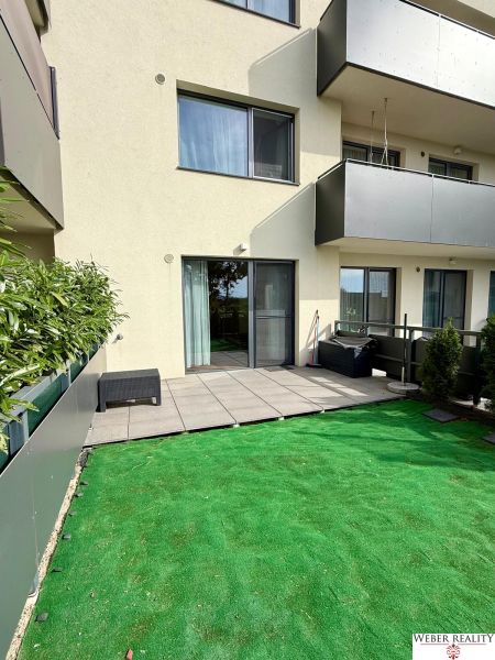 Exterieur eines Wohnhauses mit Terrasse in der Broskyňová-Straße in Rovinka, 2-Zimmer-Wohnung.