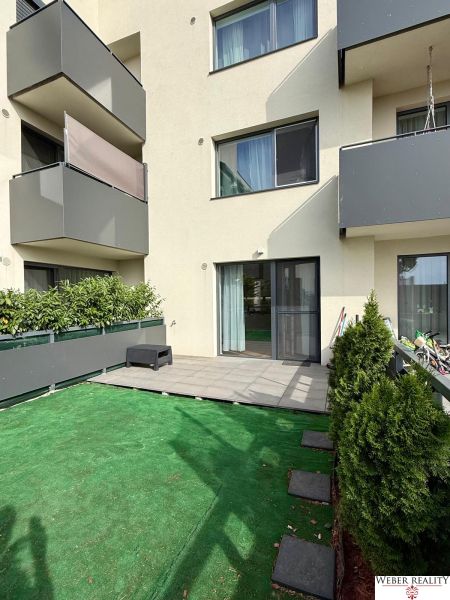 Exterieur einer 2-Zimmer-Wohnung in der Broskyňová-Straße in Rovinka mit Terrasse und Grünfläche.