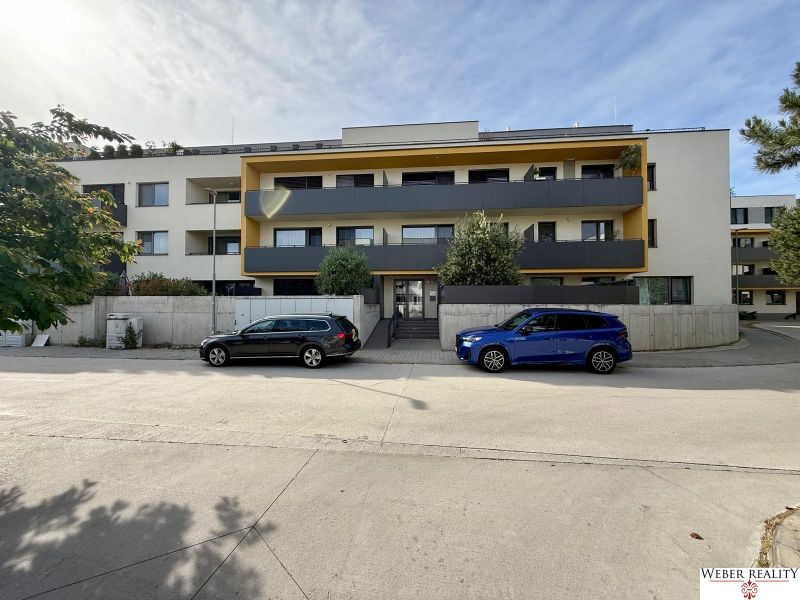 Wohnhaus in der Broskyňová-Straße in Rovinka, Parkplatz, zwei Autos.