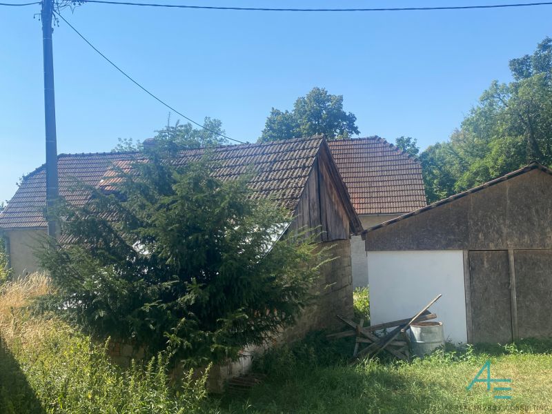 Brestovec, Einfamilienhaus in der Straße Brestovec, umgeben von Grün und einem Unterstand.