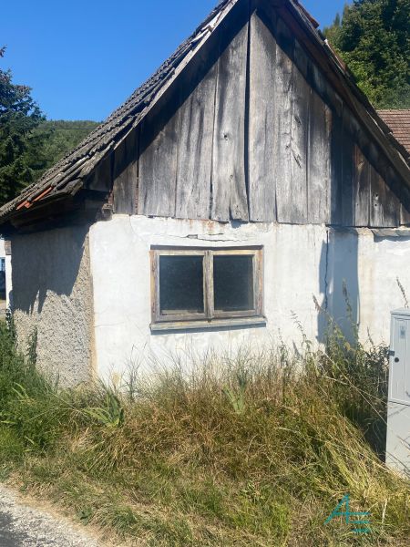 Ein Einfamilienhaus in der Straße Brestovec in Brestovec mit einem Holzdach und einer vernachlässigten Umgebung.