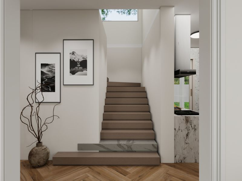 Eine Treppe in einem Einfamilienhaus mit einem Boden in Holzoptik und modernen Fotografien an der Wand.