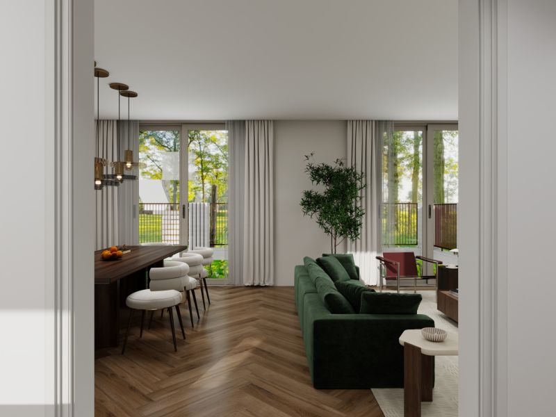Wohnzimmer in einem Einfamilienhaus mit Holzboden und grünem Sofa.