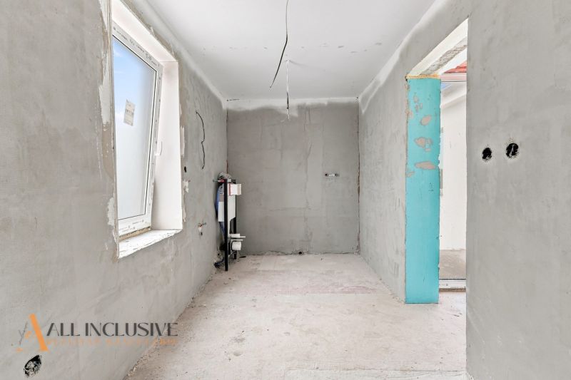 Innenausbau in einem Einfamilienhaus mit Fenster und Elektroinstallation.
