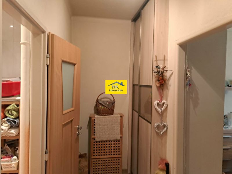 Eingangsflur mit Stauraum in einer 2-Zimmer-Wohnung, mit Holzelementen.