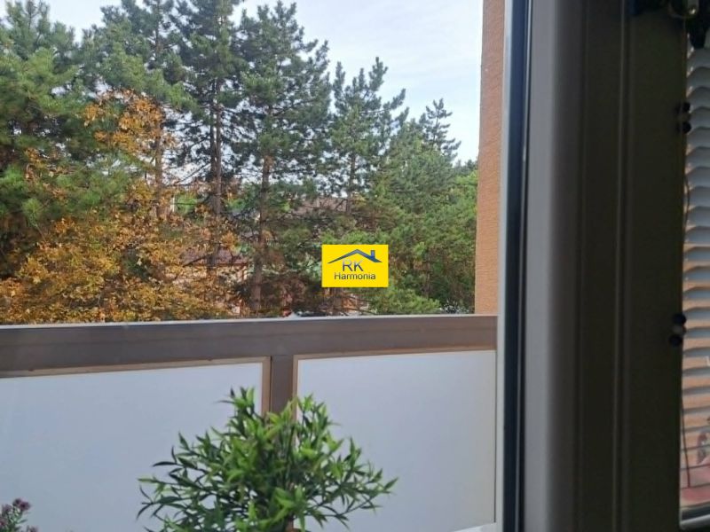 Blick aus einer 2-Zimmer-Wohnung in Závalí in Hlohovec mit Balkon und Grünflächen.