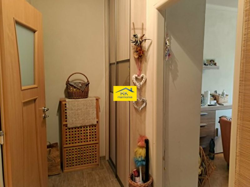 In der 2-Zimmer-Wohnung gibt es eine Holzeinrichtung, einen Korb, Dekorationen und einen Blick auf die Küche.