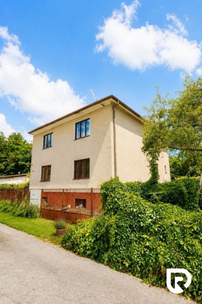 Ein Einfamilienhaus in der Straße Pod Laščeky in Žilina, umgeben von grüner Vegetation.