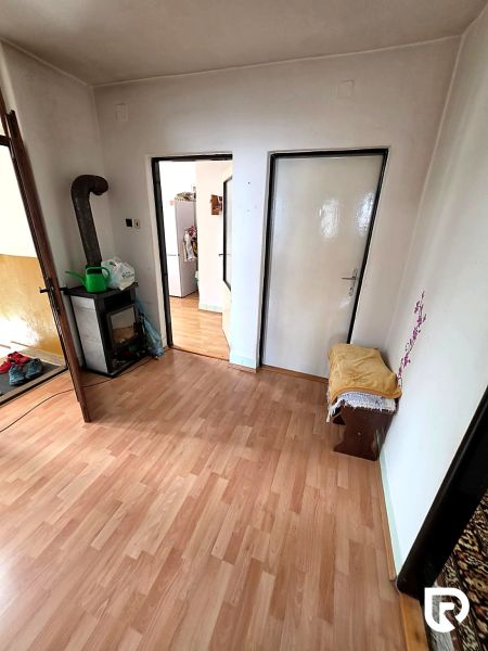 Das Innere eines Einfamilienhauses mit Holzboden, Kamin und Türen zu anderen Räumen.