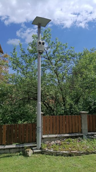 Solare Beleuchtung mit Kamera am Zaun im Garten eines Einfamilienhauses in Mikušovce.