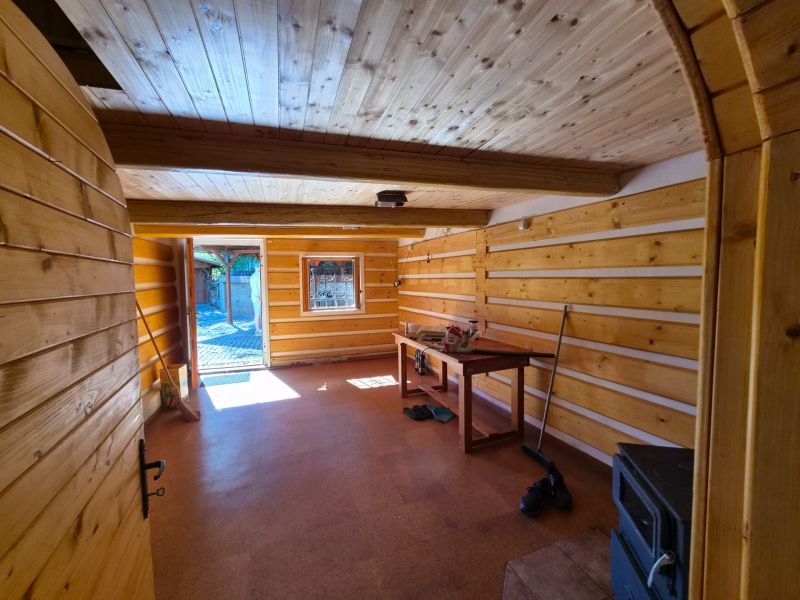 Innenraum eines Einfamilienhauses mit Holzboden und kleinem Fenster.