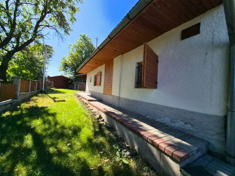 Ein Einfamilienhaus in Mikušovce mit Fensterläden und einer nahen natürlichen Umgebung.