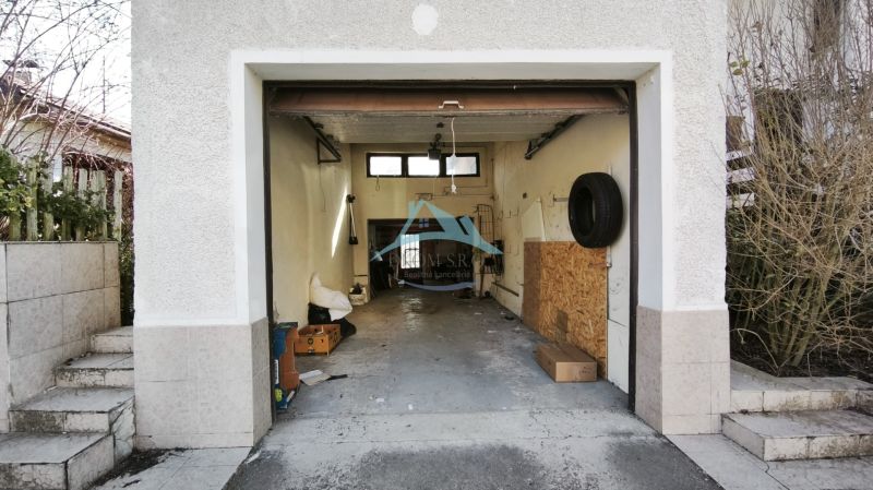 Offene Garage in einem Einfamilienhaus in der Ľ. Štúra Straße in Veľký Krtíš mit mehreren Gegenständen im Inneren.