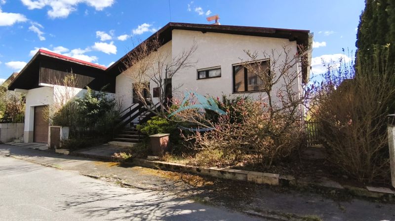 Einfamilienhaus in der Ľ. Štúr-Straße in Veľký Krtíš mit reichlich Grün und einer Garage.