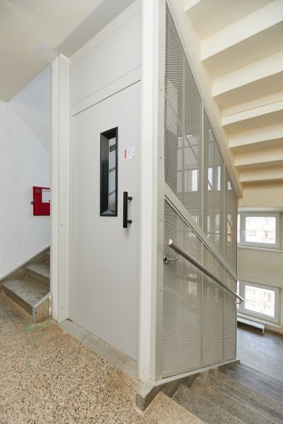 Treppe mit Zugang zum Aufzug in der Božena Němcová Straße in Košice, Stadtteil Sever.