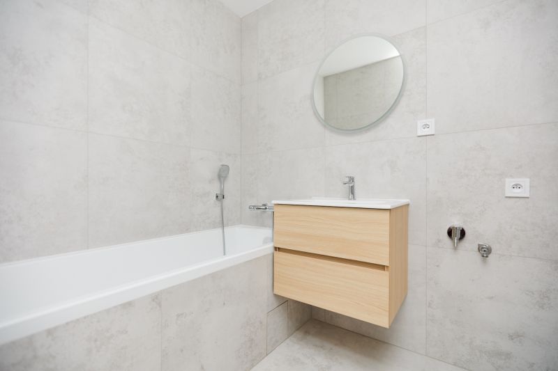 Badezimmer in einer 3-Zimmer-Wohnung mit Badewanne und hellen Fliesen.