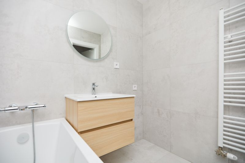 Badezimmer mit Badewanne, Waschbecken und Holzelementen in einer 3-Zimmer-Wohnung.