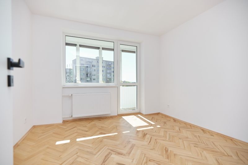 Helles Zimmer mit Holzboden in einer 3-Zimmer-Wohnung.