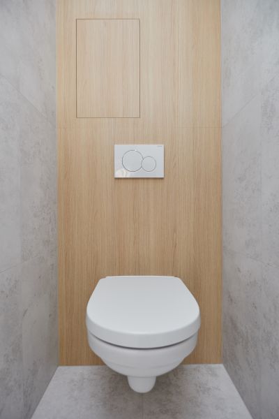 Toilette mit Unterputzsystem, Boden mit Holzdekor in einer 3-Zimmer-Wohnung.