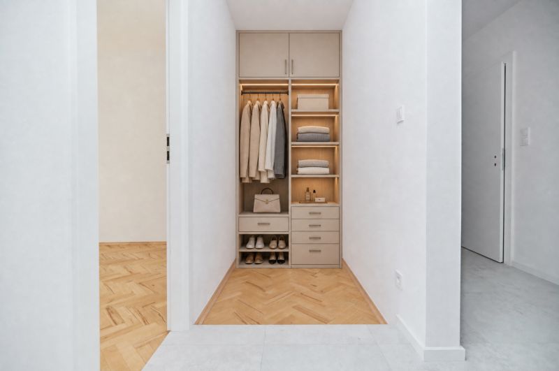 Einbauschrank im Flur einer 3-Zimmer-Wohnung mit Holzboden.