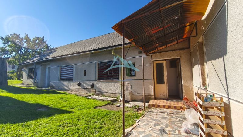 Einfamilienhaus in Čebovce mit Veranda und gepflegtem Rasen im Garten.