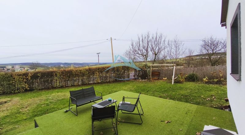 Garten eines Einfamilienhauses in der Vinohradnícka-Straße in Veľký Krtíš mit Blick auf die Stadt.