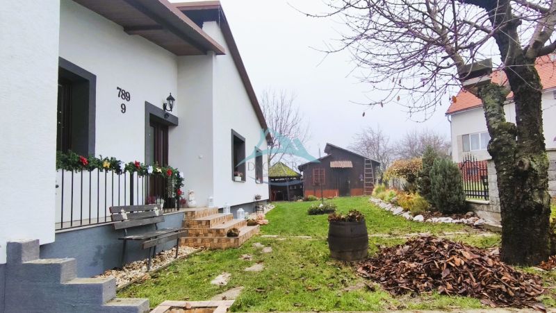 Einfamilienhaus in der Vinohradnícka-Straße in Veľký Krtíš mit Vorgarten und Bank.